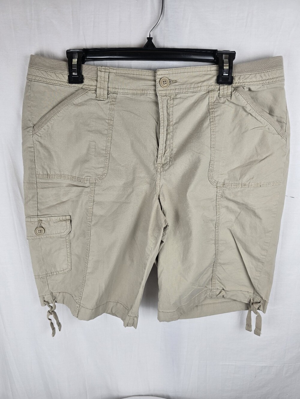St.John's Bay Women’s Cargo Shorts in Khaki Classic Casual Style Sz 16